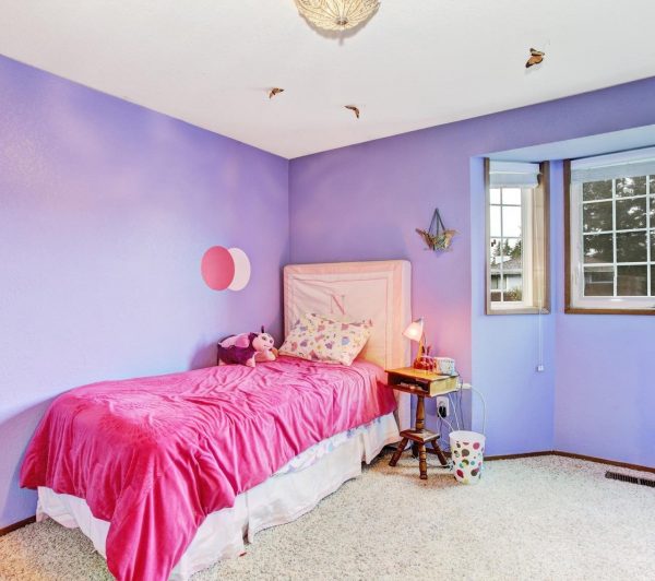 фиолетовые стены в интерьере детской комнаты