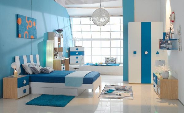 голубые стены в интерьере детской комнаты